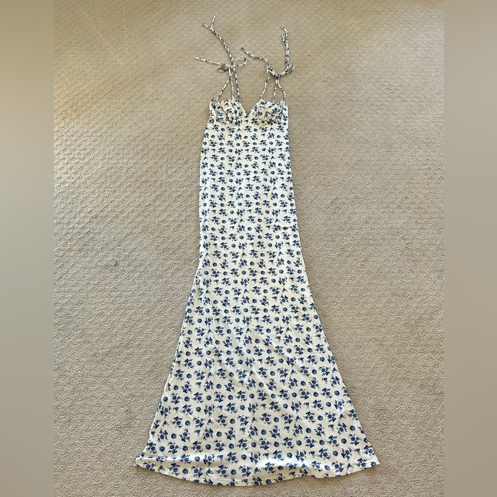 BRAND NEW-STRETCHY BLUE AND WHITE FLORAL MAXI DRESS🌸 SHEIN SIZE 1X - BOW DETAIL
